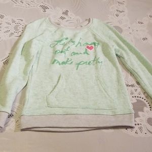 Sweatshirt with pockets in front